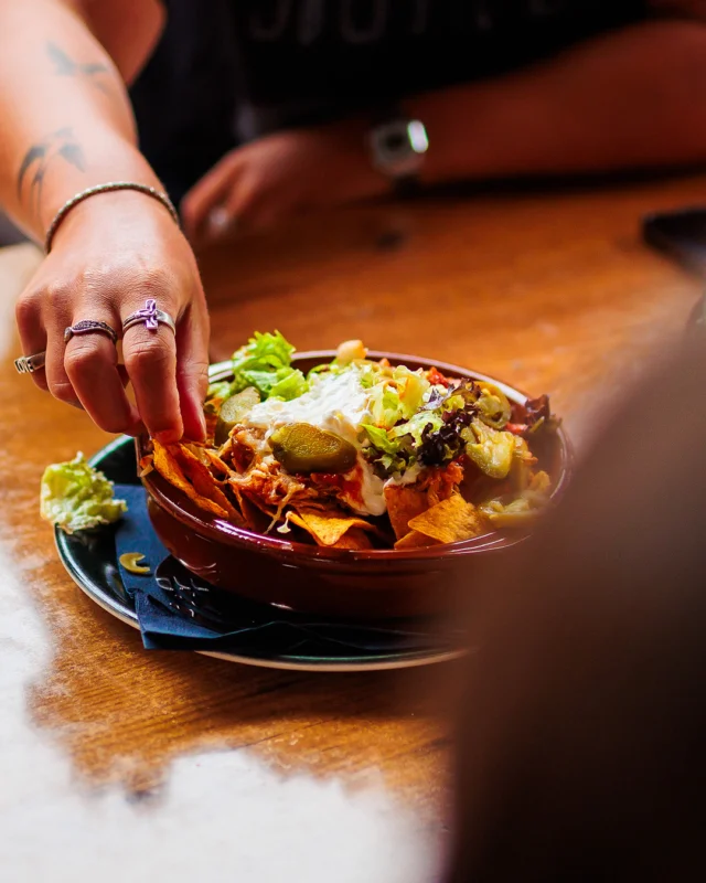 Onze nacho’s zijn verslavend lekker. 🤤 Ideaal om te delen (maar we snappen het als je dat liever niet doet 😏).